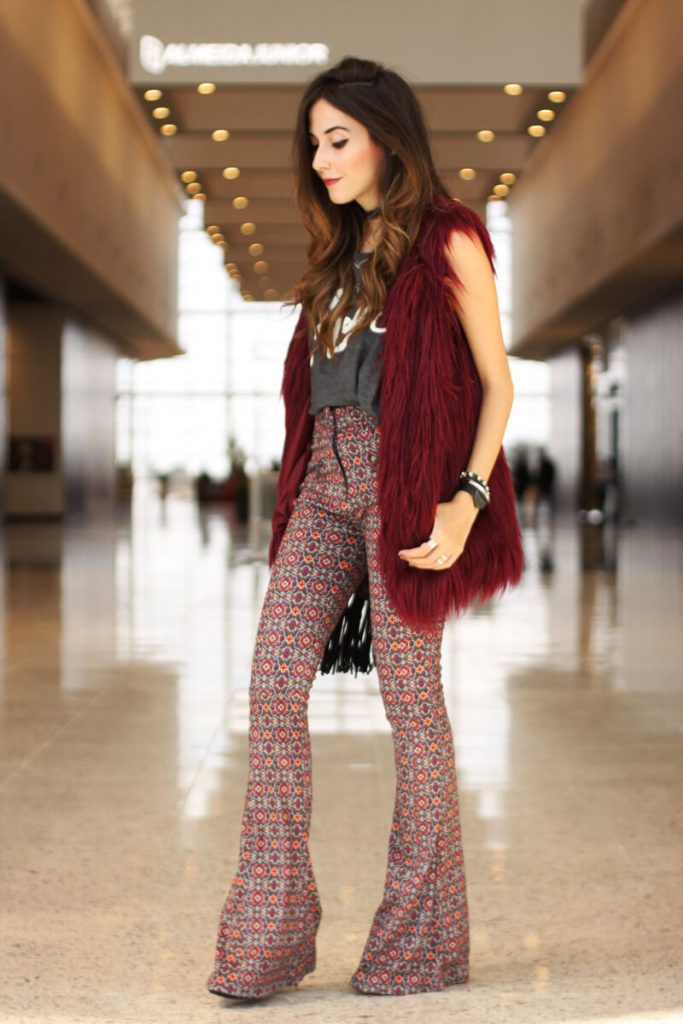 calça flare com bota bico fino