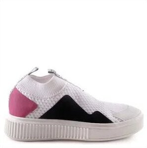 Tênis branco com detalhes rosa e preto.