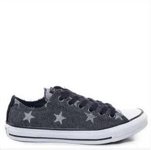 Tênis jeans com estampa de estrelas, com solado branco.