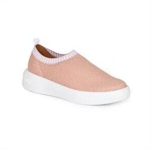 Tênis rosa, com solado branco.
