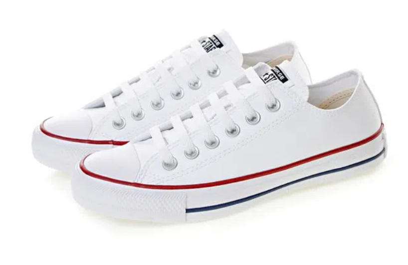 Tênis All Star cano baixo branco, com listra vermelha e azul.