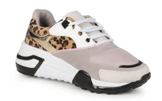 Tênis branco e bege, com detalhes animal print e preto.