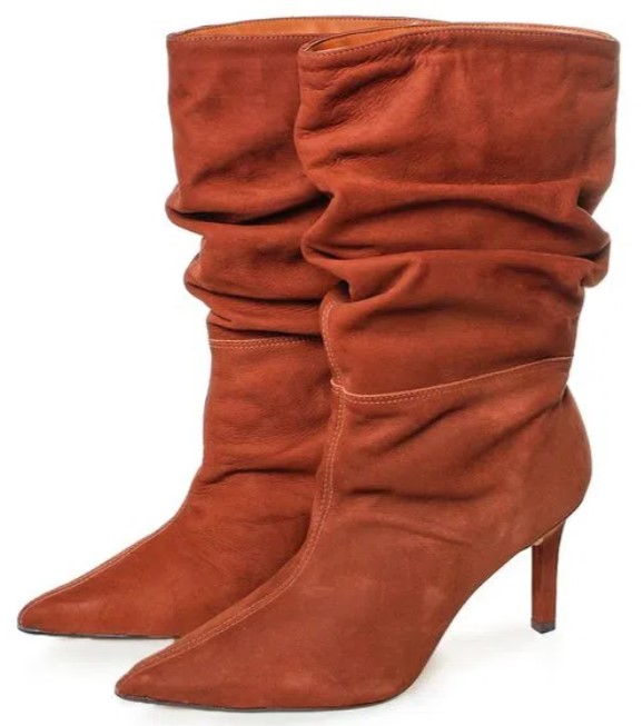 Bota cano médio marrom, com bico fino e salto fino.