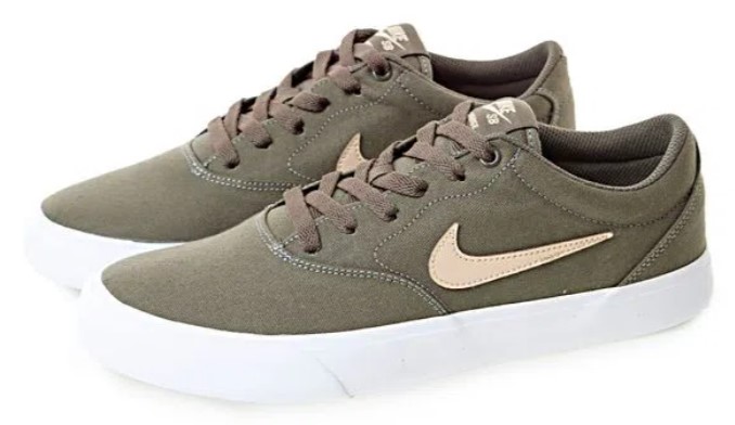 tênis casual verde militar, com detalhes em bege e solado branco.