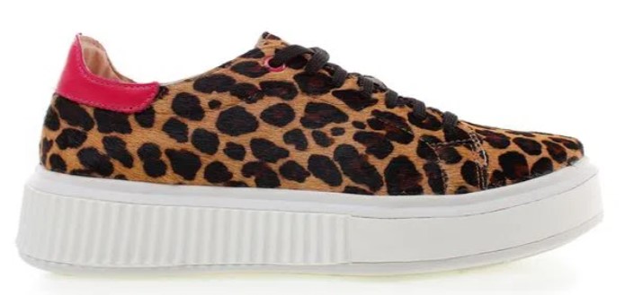 Tênis estampa animal print, com solado branco.