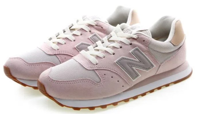 Tênis rosa pastel, com detalhes em tons bege e cinza.