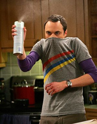 personagem de Big Bangs Theory com spray e camiseta no nariz 