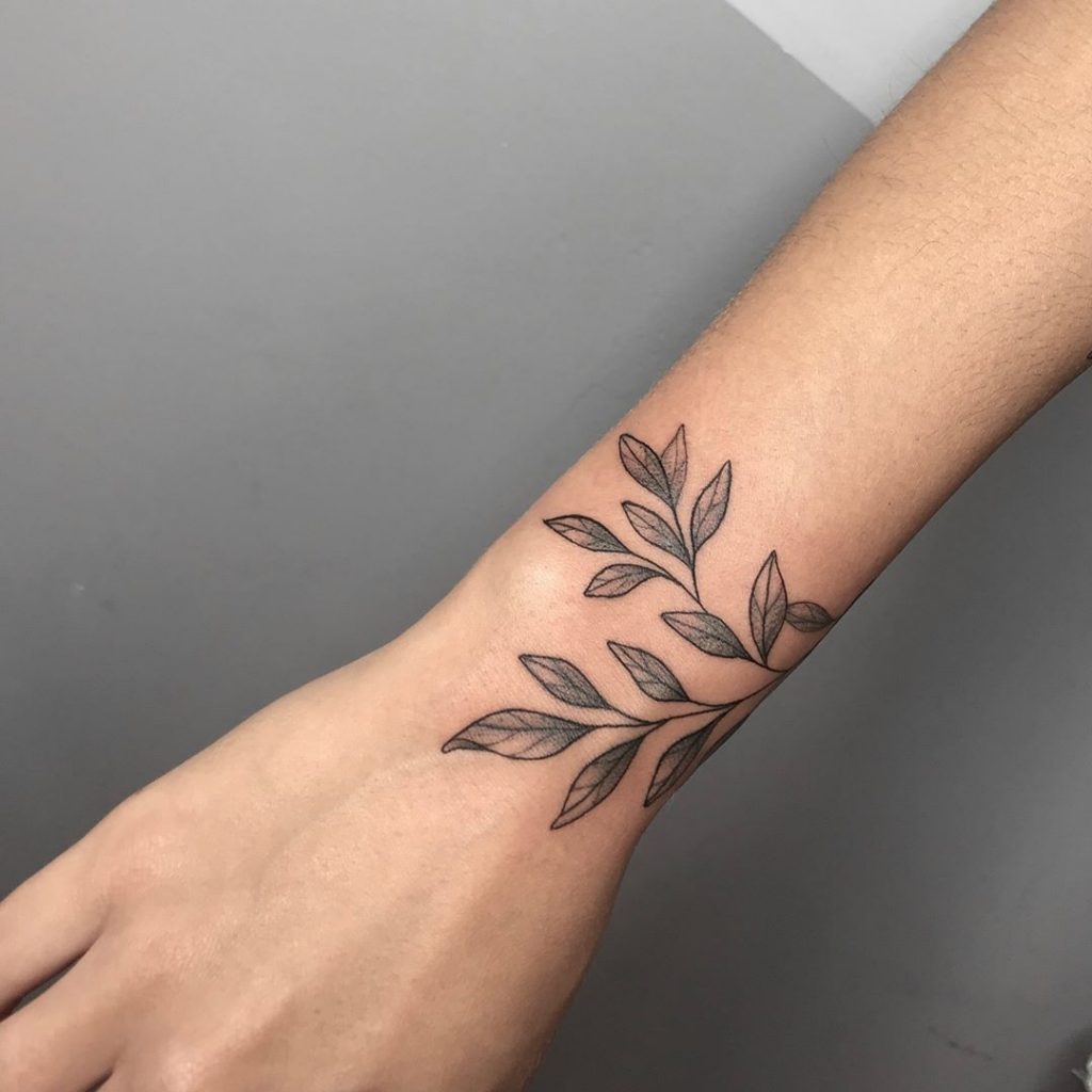 tatuagem ramo no braço