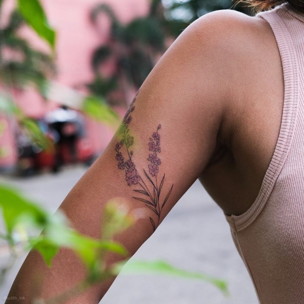 Tatuagem de flor delicada no braço