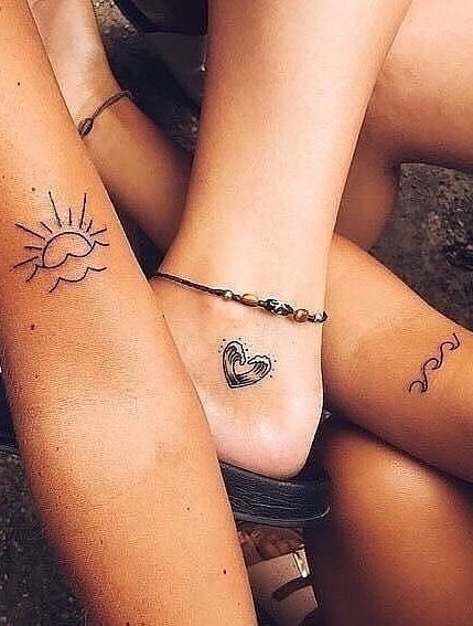 Tatuagem com amigas na praia 
