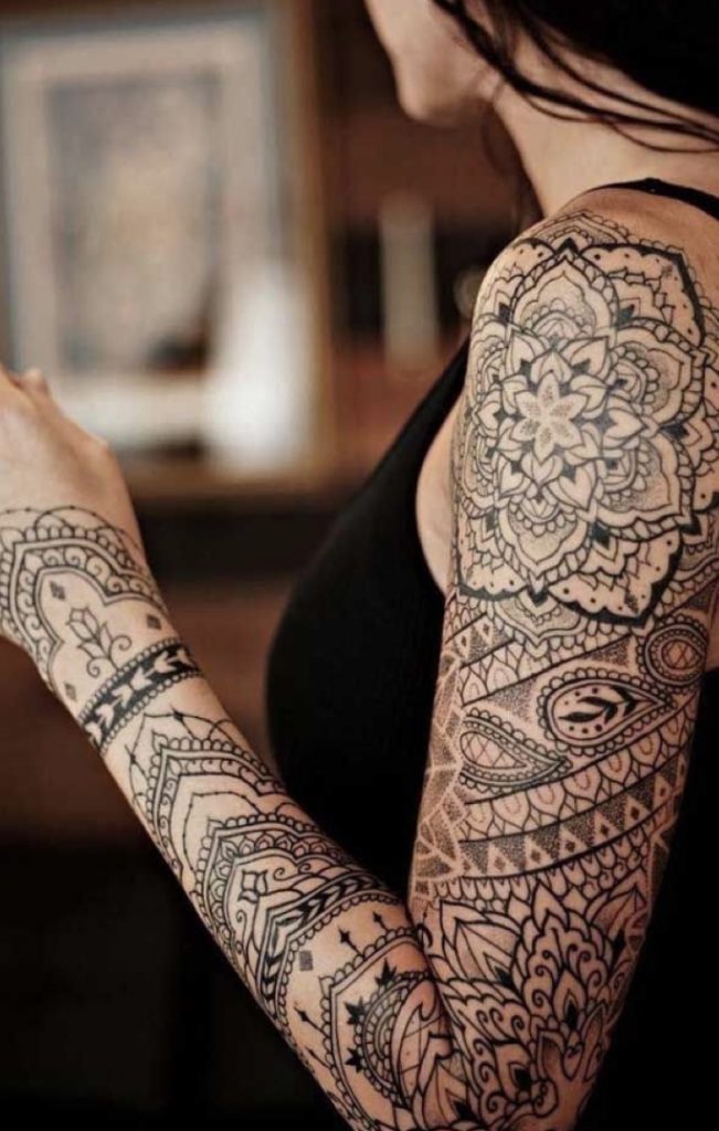 tatuagem feminina de mandala no braço