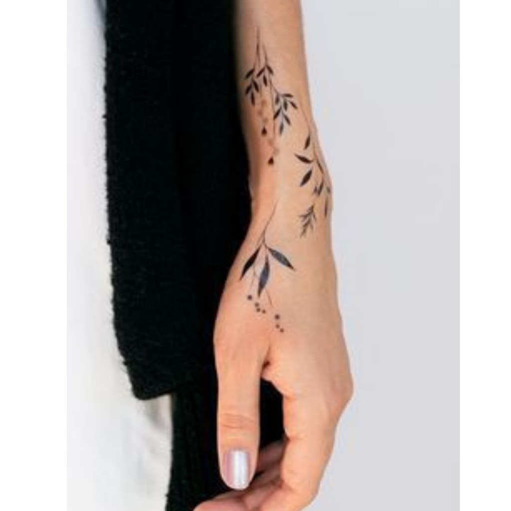tatuagem de ramo na mão