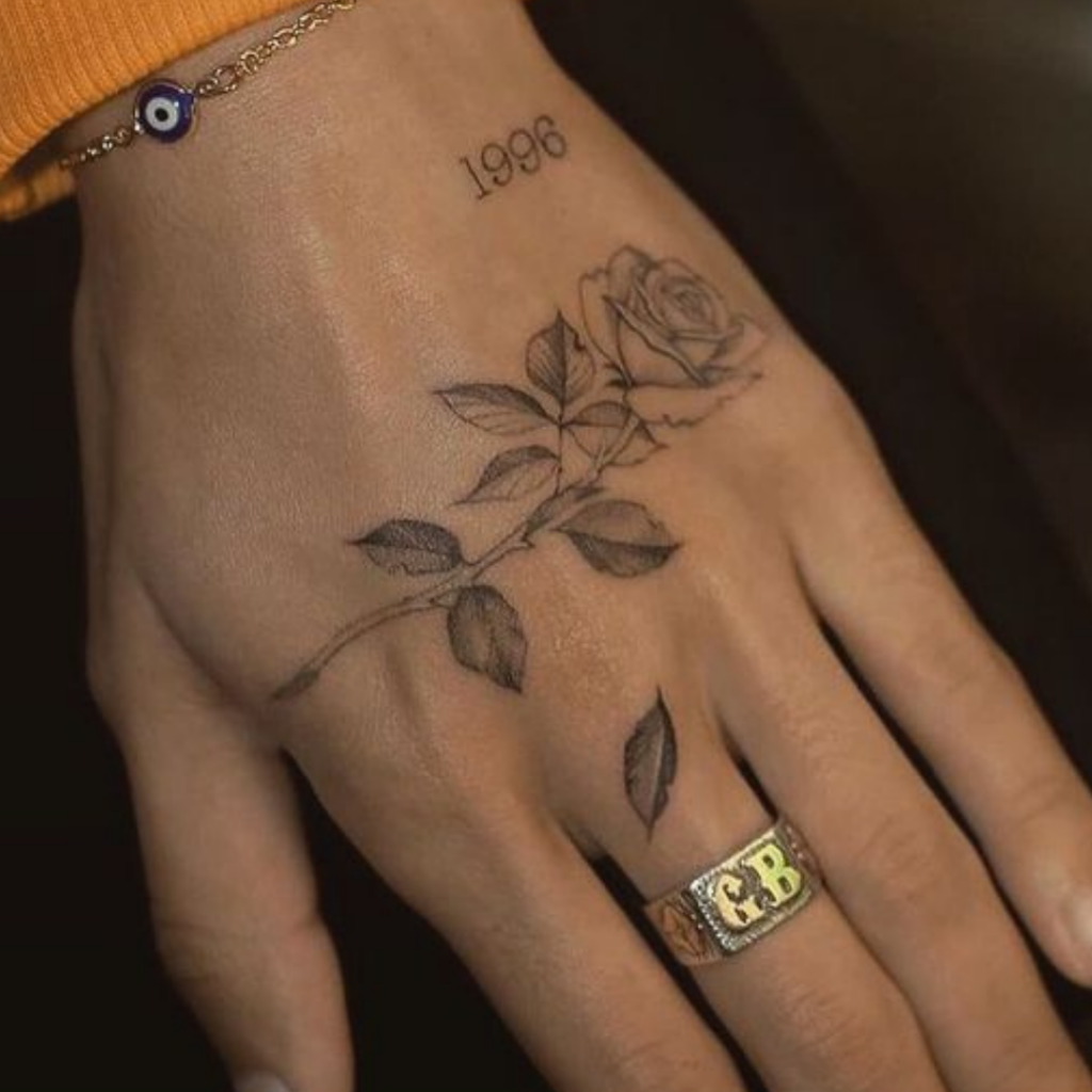 tatuagem de flor na mão