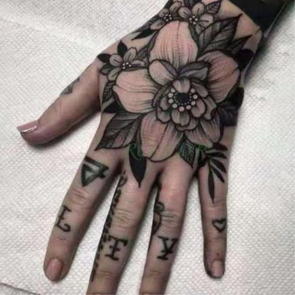 tatuagem de flor na mão