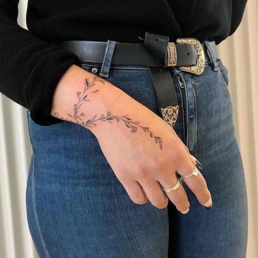 Tatuagem feminina na mão  Tatuagem na mão, Tatuagem, Tatuagem feminina  braço