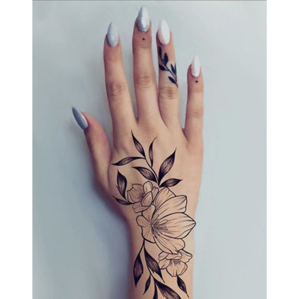 As mais lindas tatuagens na mão feminina