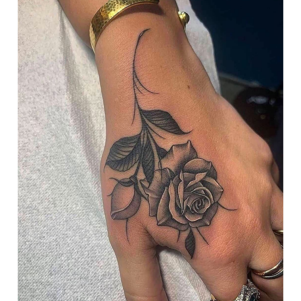 tatuagem de flor na mão