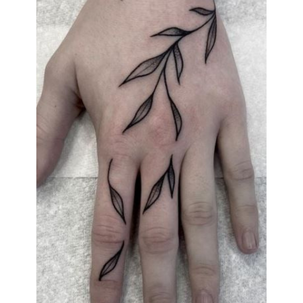 tatuagem de ramo na mão