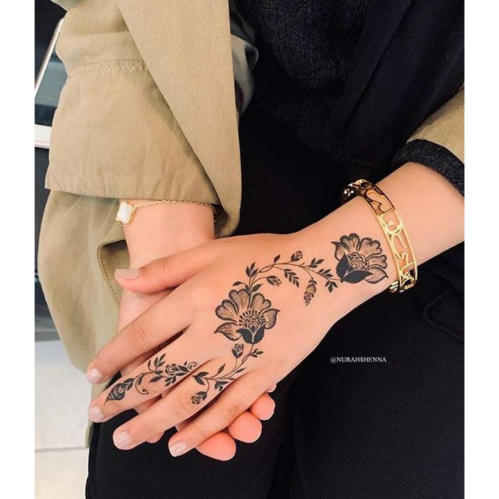 tatuagem de flor na mão