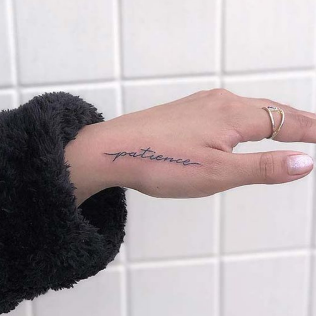 tatuagem escrita na mão 