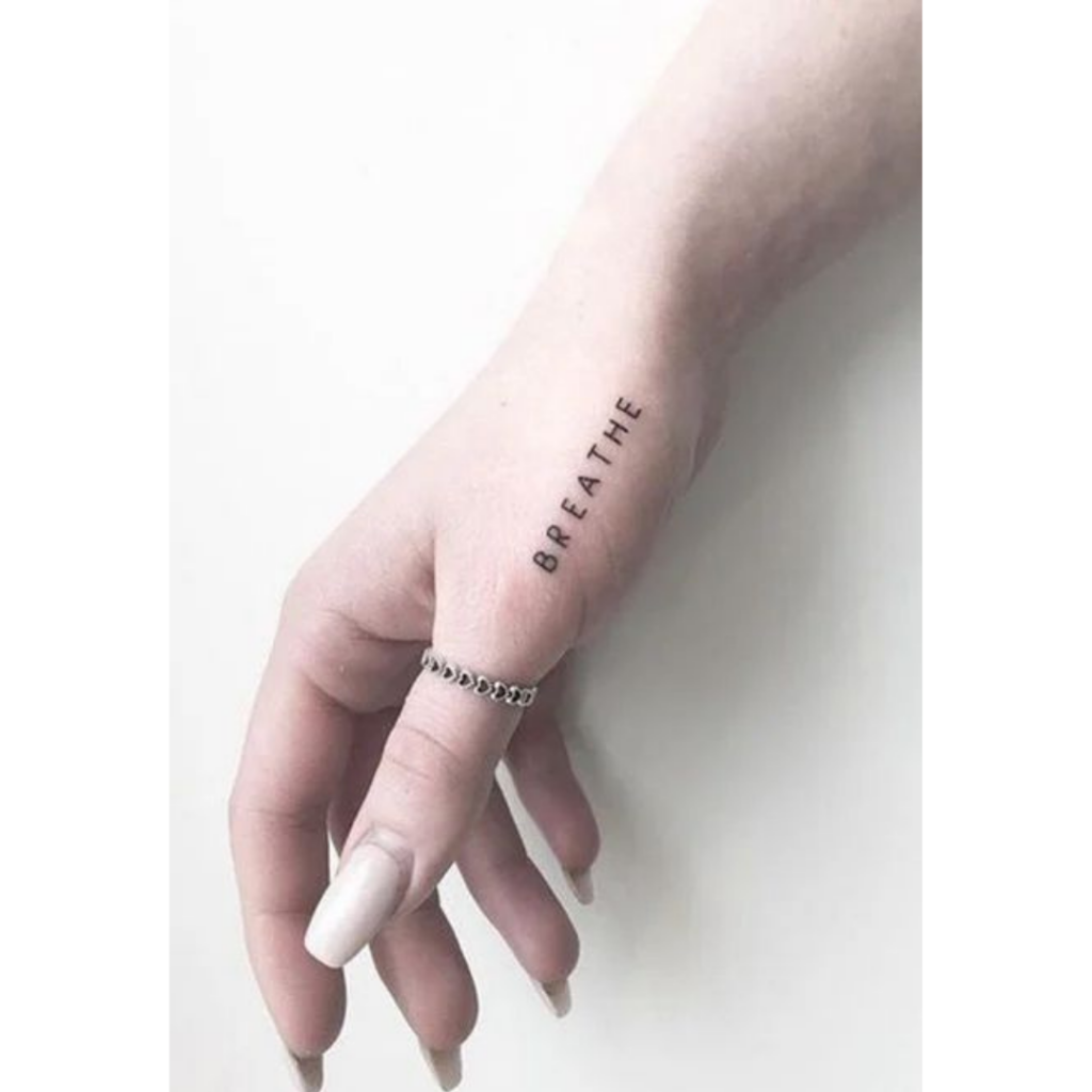 Tatuagem de escrita fina na mão - #escrita #fina #mao #Tatuagem  Tatuajes  minimalistas, Tatuajes delicados femeninos, Tatuajes elegantes