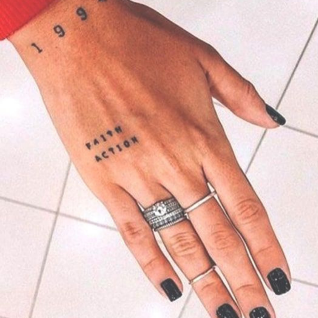 tatuagem escrita na mão 