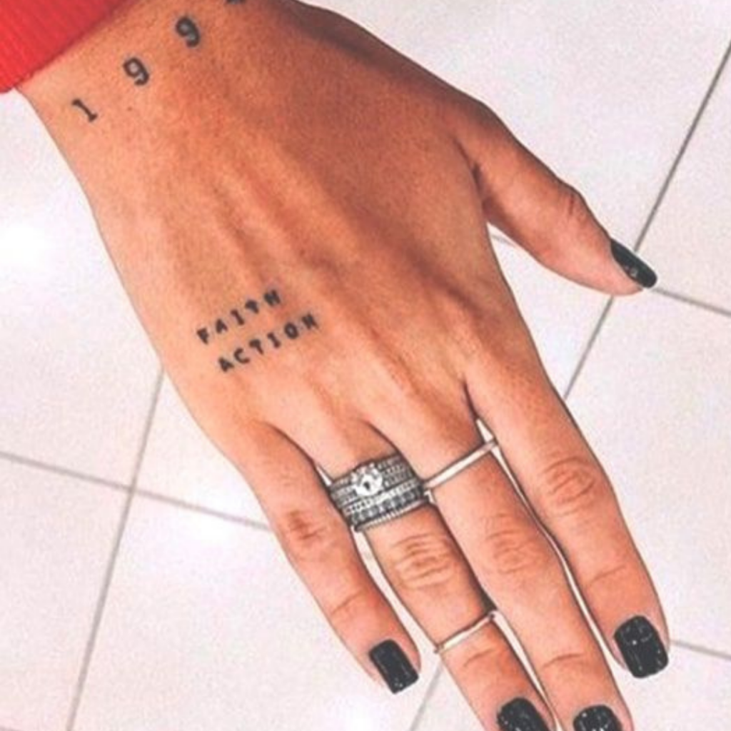 60 inspirações de tatuagem na mão para você fazer a sua