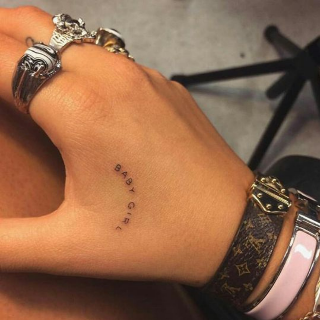 Tattoo nome mão #Inktattoosandro  Tatuagem na mão, Frases para tatuagem  feminina, Tatuagem