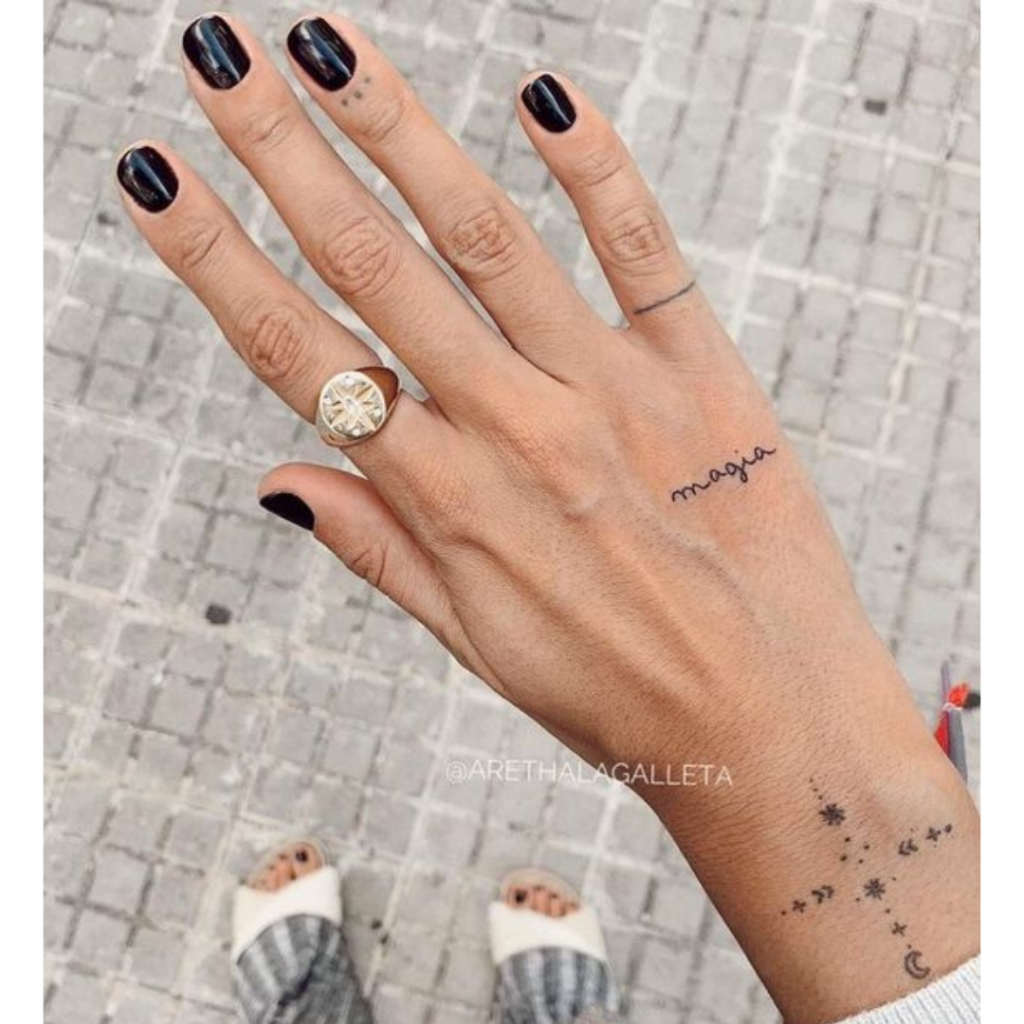 Tatuagem de escrita fina na mão - #escrita #fina #mao #Tatuagem