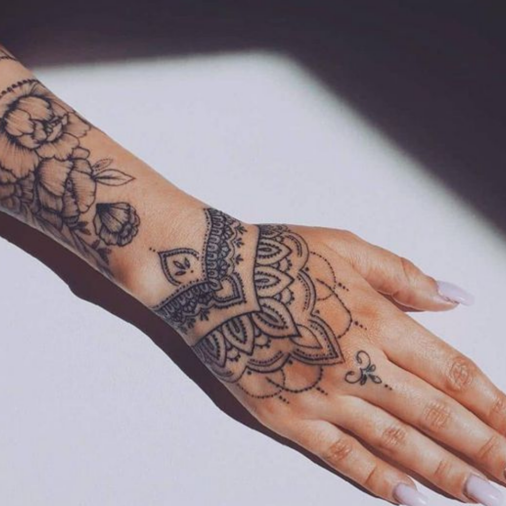 As tatuagens de Lana Del Rey, tatuagens na mão delicadas