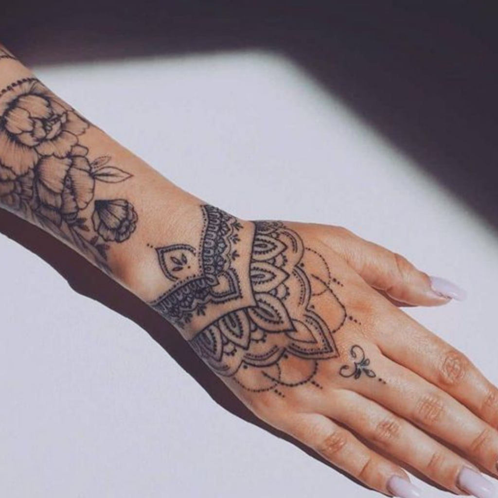 Tatuagem Feminina na Mão: Confira algumas Inspirações!