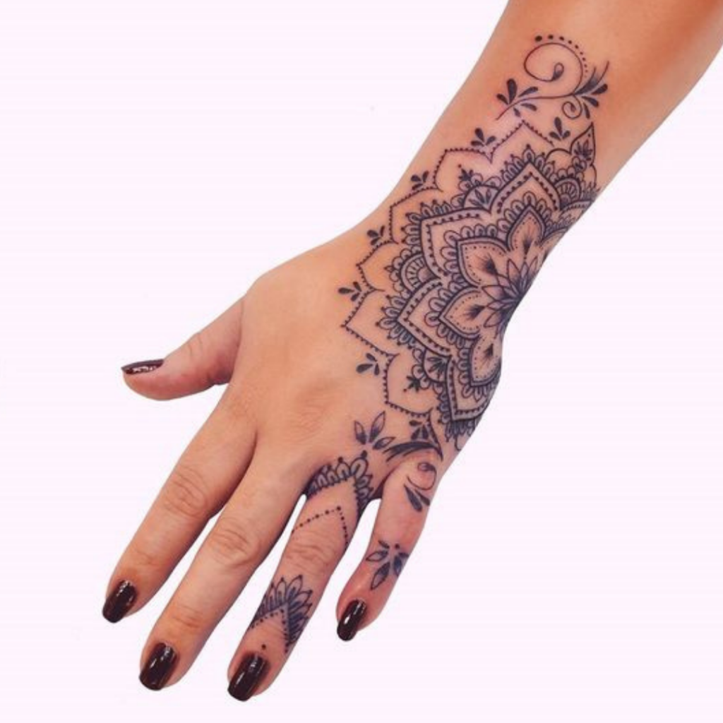 tatuagem indiana na mão 