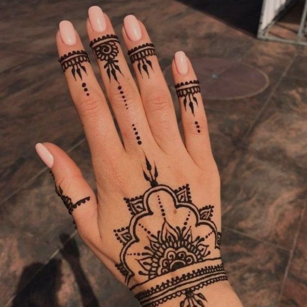 tatuagem indiana na mão 