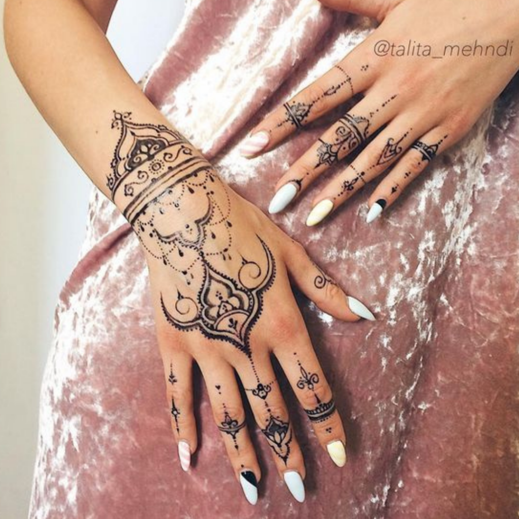 Tatuagem na mão: +30 Inspirações para tattoos femininas