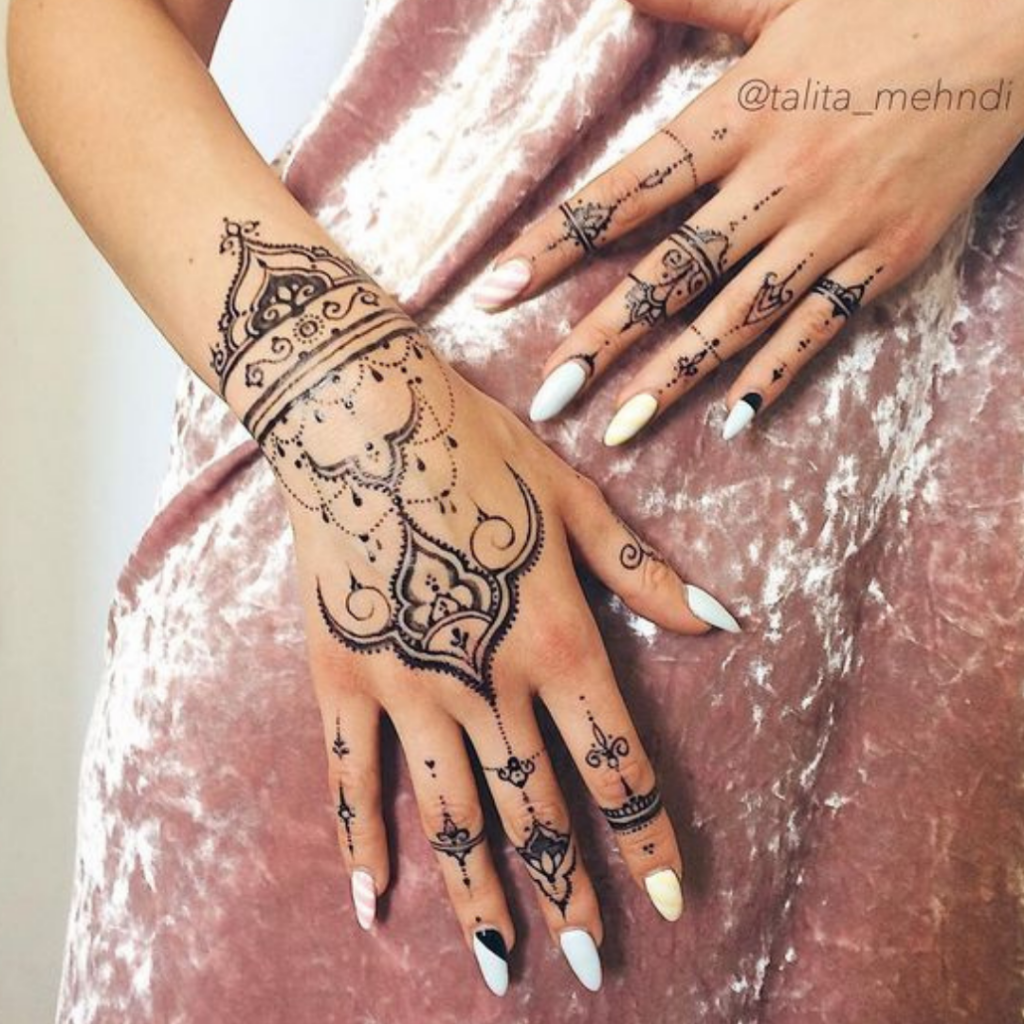 Tatuagem na mão: +30 Inspirações para tattoos femininas, tatuagens na mão  delicadas 