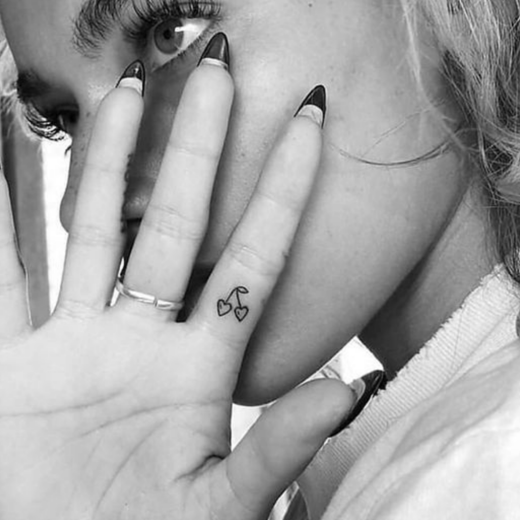 A Mão De Um Tatuador Uma Menina Com Tatuagens E Uma Tatuagem Recém-feita Na  Forma De Uma Palavra Na Mão De Uma Moça Imagem de Stock - Imagem de  manuscrito, arte: 205472765