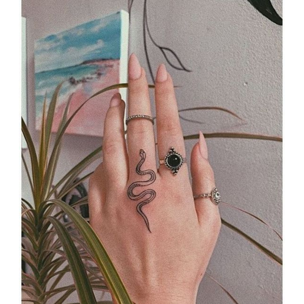tatuagem pequena na mão