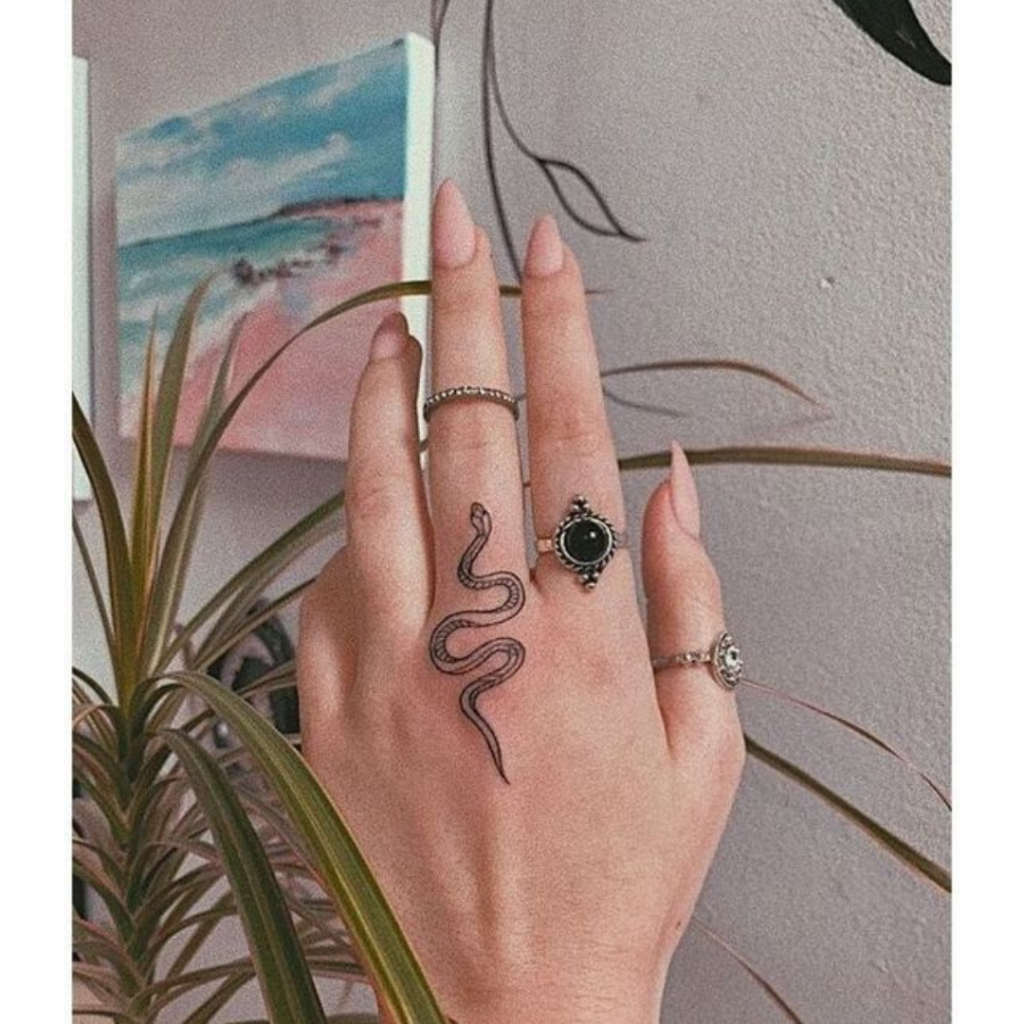 tattoo minimalismo na mãobatata, várias pequenas tattoos na mão.#Itaju