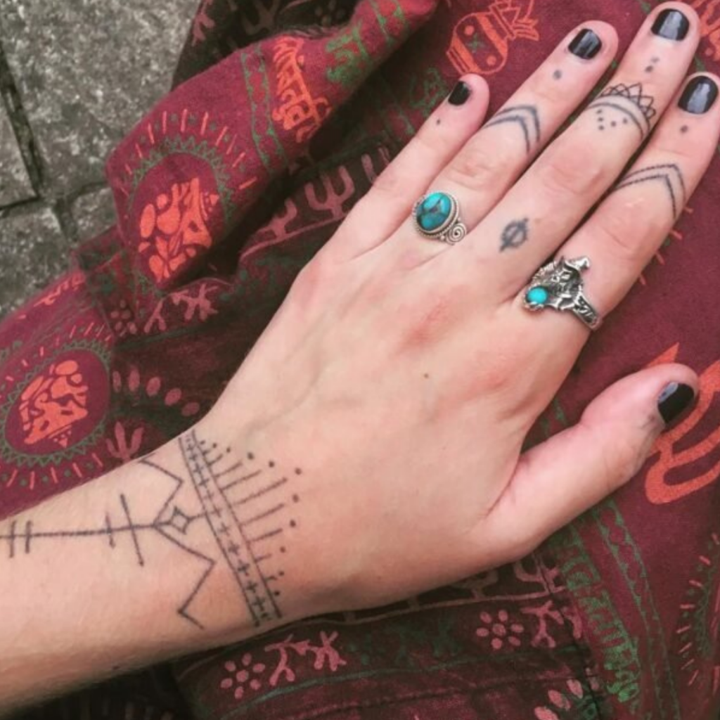 tattoo minimalismo na mãobatata, várias pequenas tattoos na mão.#Itaju