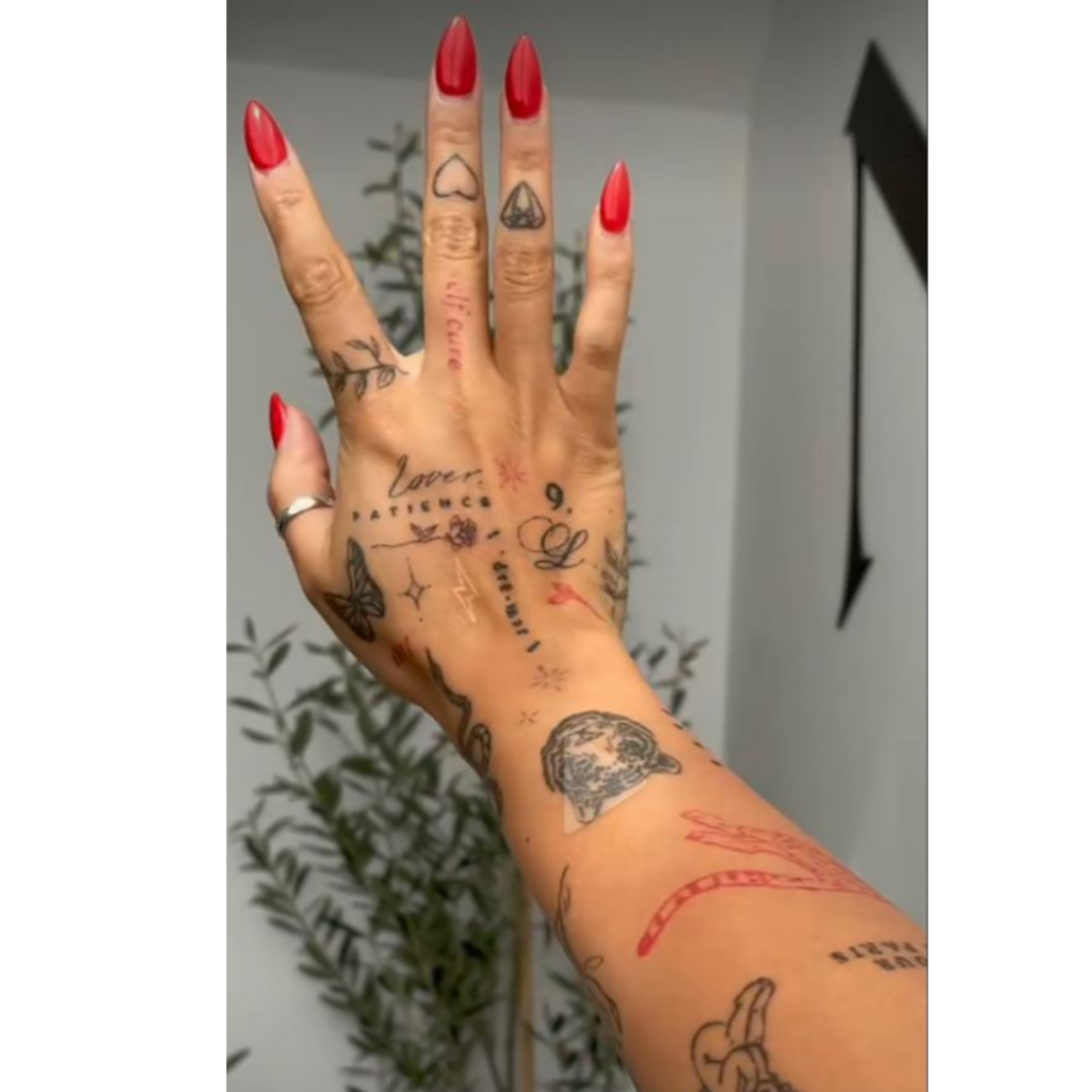 tatuagem pequena na mão