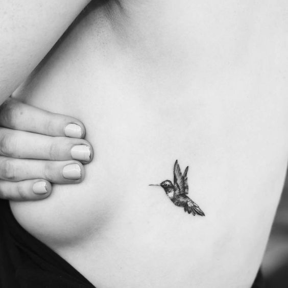 beija flor pequeno tatuado na costela 