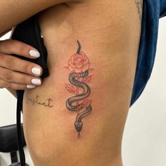 tatuagem de cobra com rosa vermelha 
