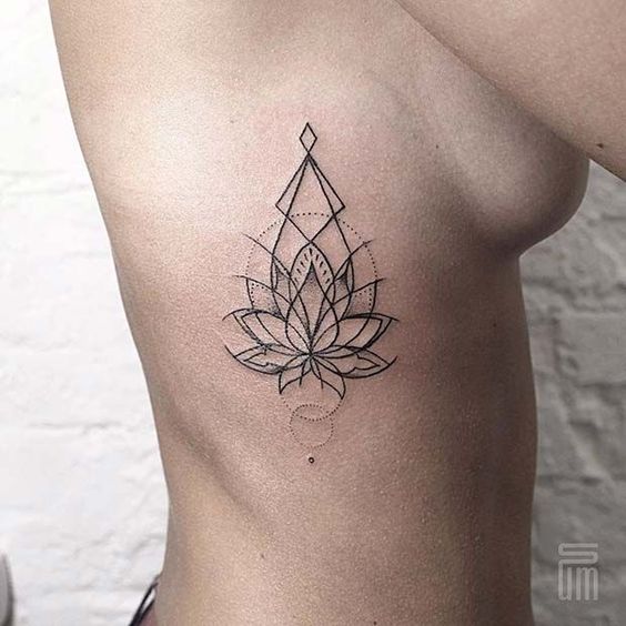 tatuagem de flor de lótus com triangulo na costela 