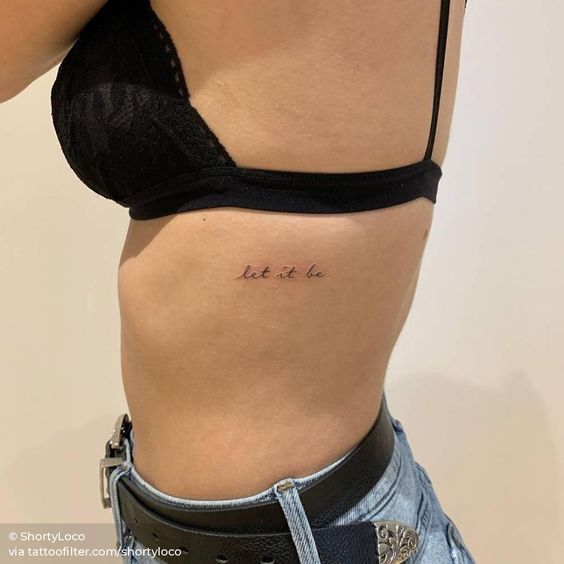 tatuagem escrita curta na costela