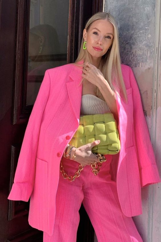 look social rosa com bolsa amarela em destaque