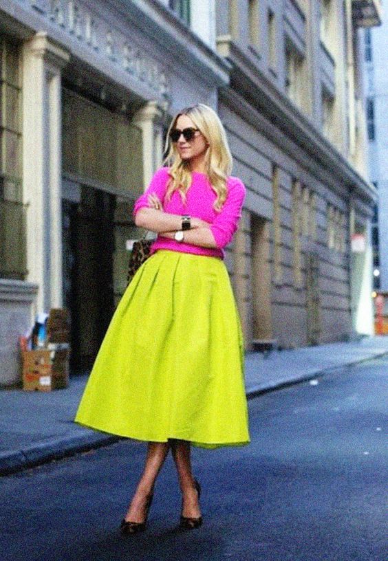 look anos 80 com saia rodada amarela e blusa pink 