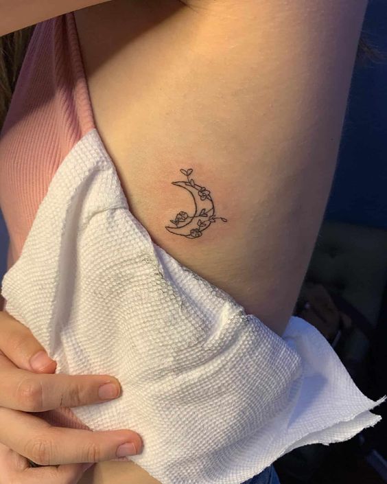 lua com ramos pequena tatuada na costela 