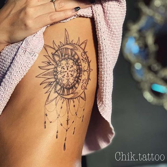 lua e sol com mandala tatuada