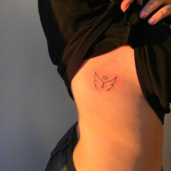 asas de anjo pequenas tatuada na costela