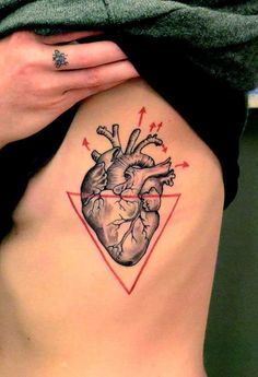 coração realista com triangulo vermelho na costela